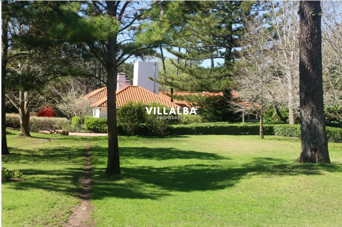 Casa ID.4912 - Vende casa en playa brava, Punta del Este de 5 dormitorios 