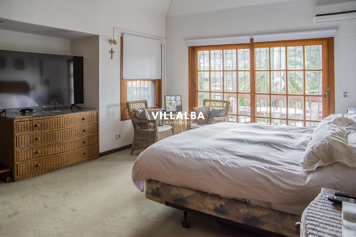 Casa ID.1694 - Gran chalet de 6 dormitorios en venta en zona residencial.