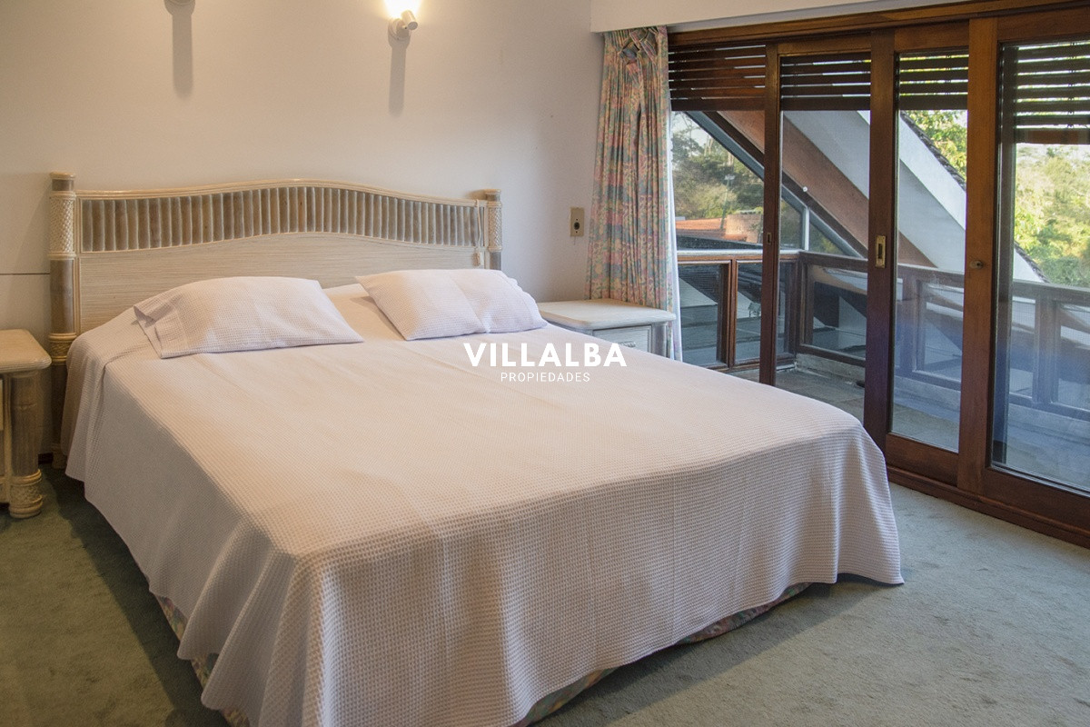 Apartamento ID.3594 - Casa a la venta en playa mansa Punta Del Este, gran tamaño ubicada en zona privilegiada.