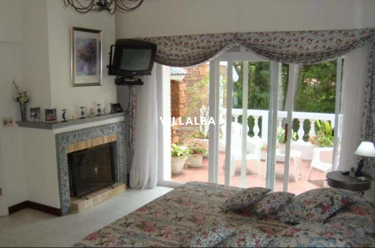 Apartamento ID.1693 - Hermosa casa en venta de 5 dormitorios.