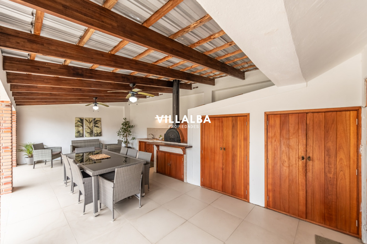 Apartamento ID.4829 - Vendemos espectacular casa de 4 dormitorios en Playa Mansa, Punta del este