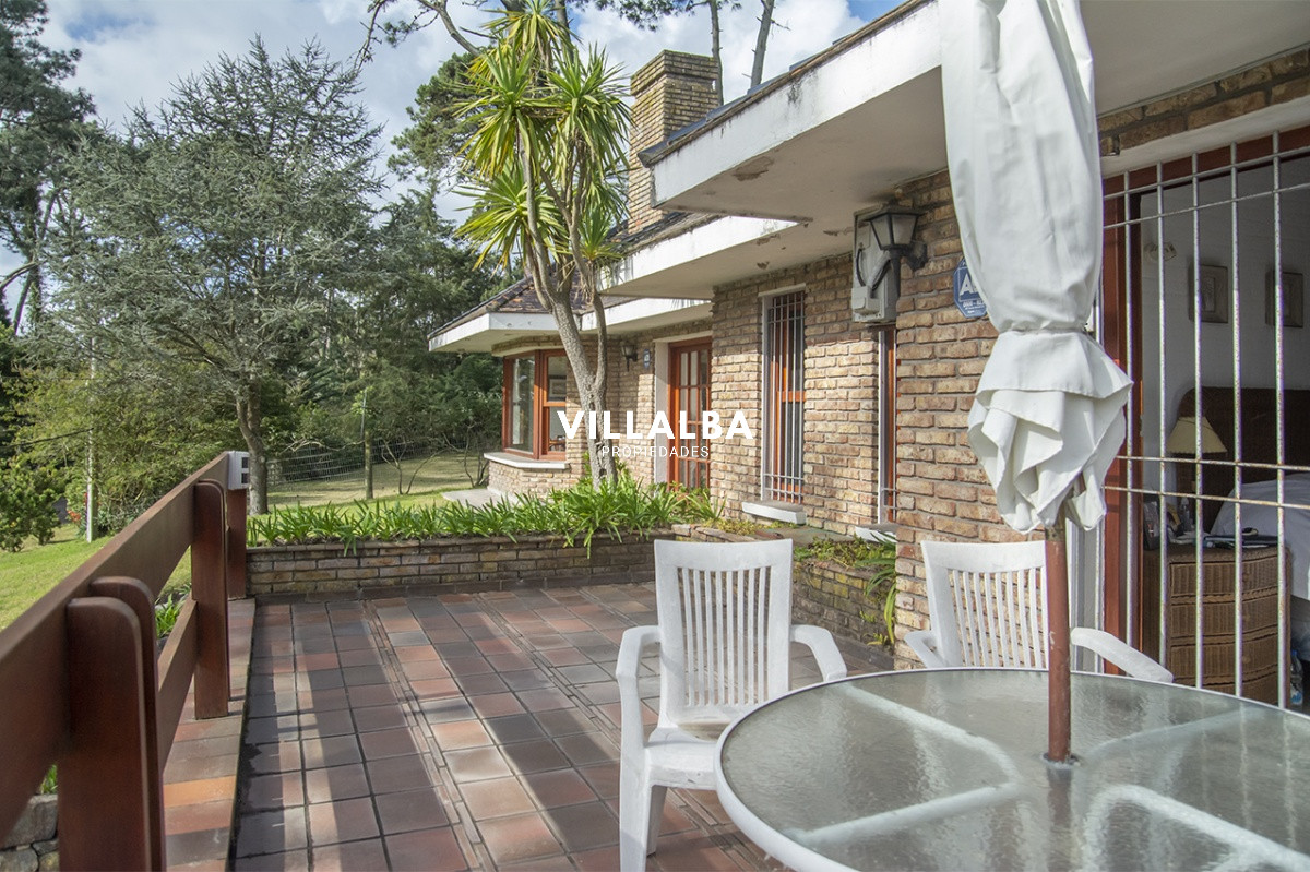 Casa ID.1694 - Gran chalet de 6 dormitorios en venta en zona residencial.