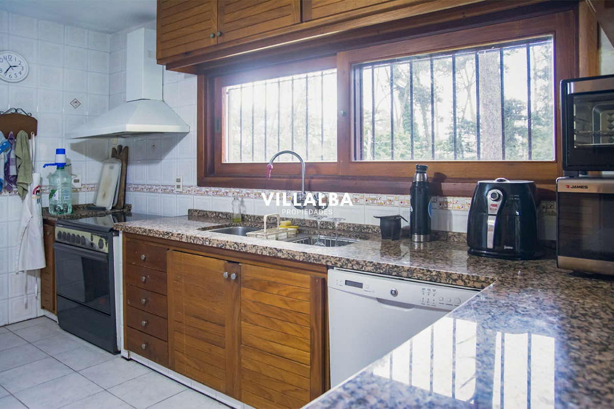 Casa ID.1694 - Gran chalet de 6 dormitorios en venta en zona residencial.