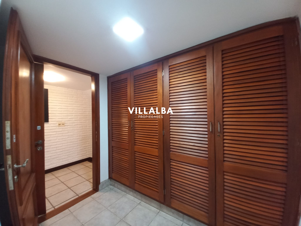 Apartamento ID.2237 - Vende y alquila gran casa de 5 dormitorios en Playa Mansa, Punta del Este 