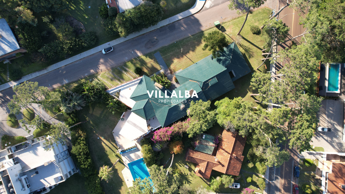 Apartamento ID.2237 - Vende y alquila gran casa de 5 dormitorios en Playa Mansa, Punta del Este 