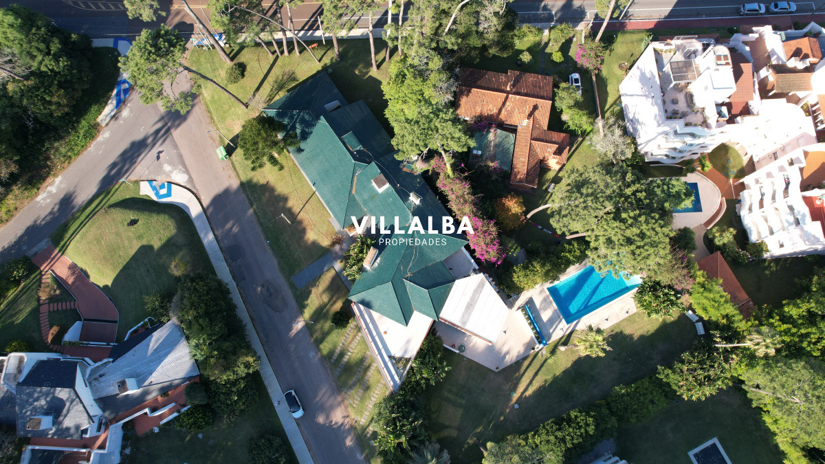 Apartamento ID.2237 - Vende y alquila gran casa de 5 dormitorios en Playa Mansa, Punta del Este 