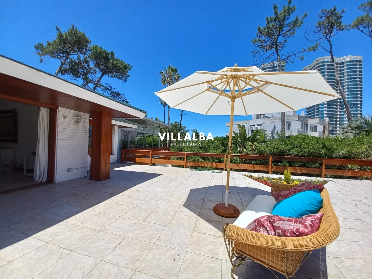 Apartamento ID.2237 - Vende y alquila gran casa de 5 dormitorios en Playa Mansa, Punta del Este 
