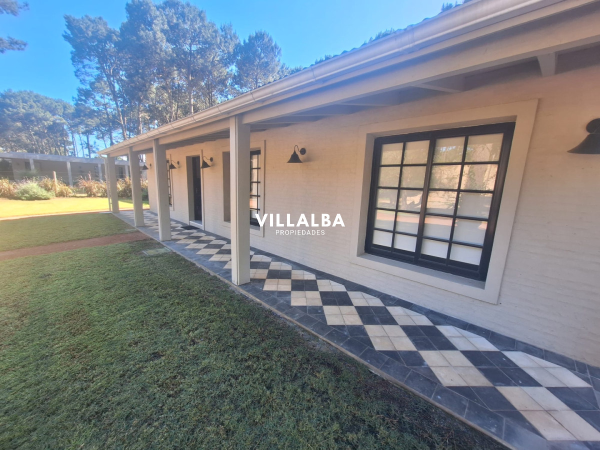 Apartamento ID.3826 - Vende casa de 3 dormitorios con fondo al Club de Golf, Punta Ballena