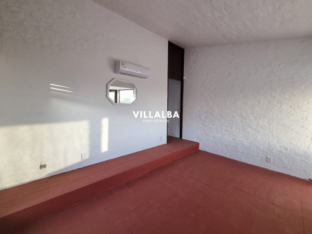 Apartamento ID.2038 - Oportunidad, casa en primera línea de playa mansa.