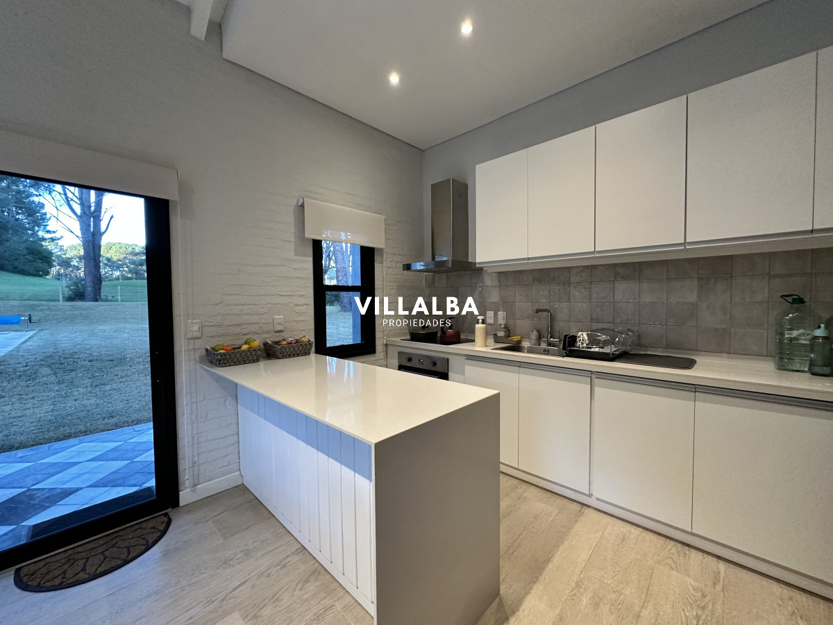 Apartamento ID.3826 - Vende casa de 3 dormitorios con fondo al Club de Golf, Punta Ballena