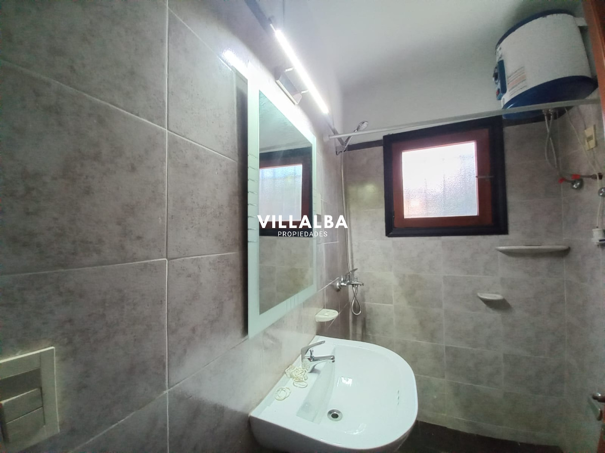 Apartamento ID.2237 - Vende y alquila gran casa de 5 dormitorios en Playa Mansa, Punta del Este 