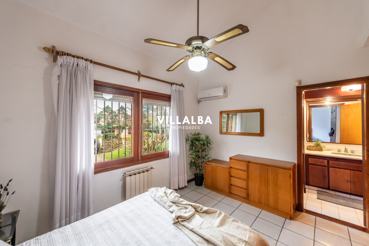 Apartamento ID.4829 - Vendemos espectacular casa de 4 dormitorios en Playa Mansa, Punta del este