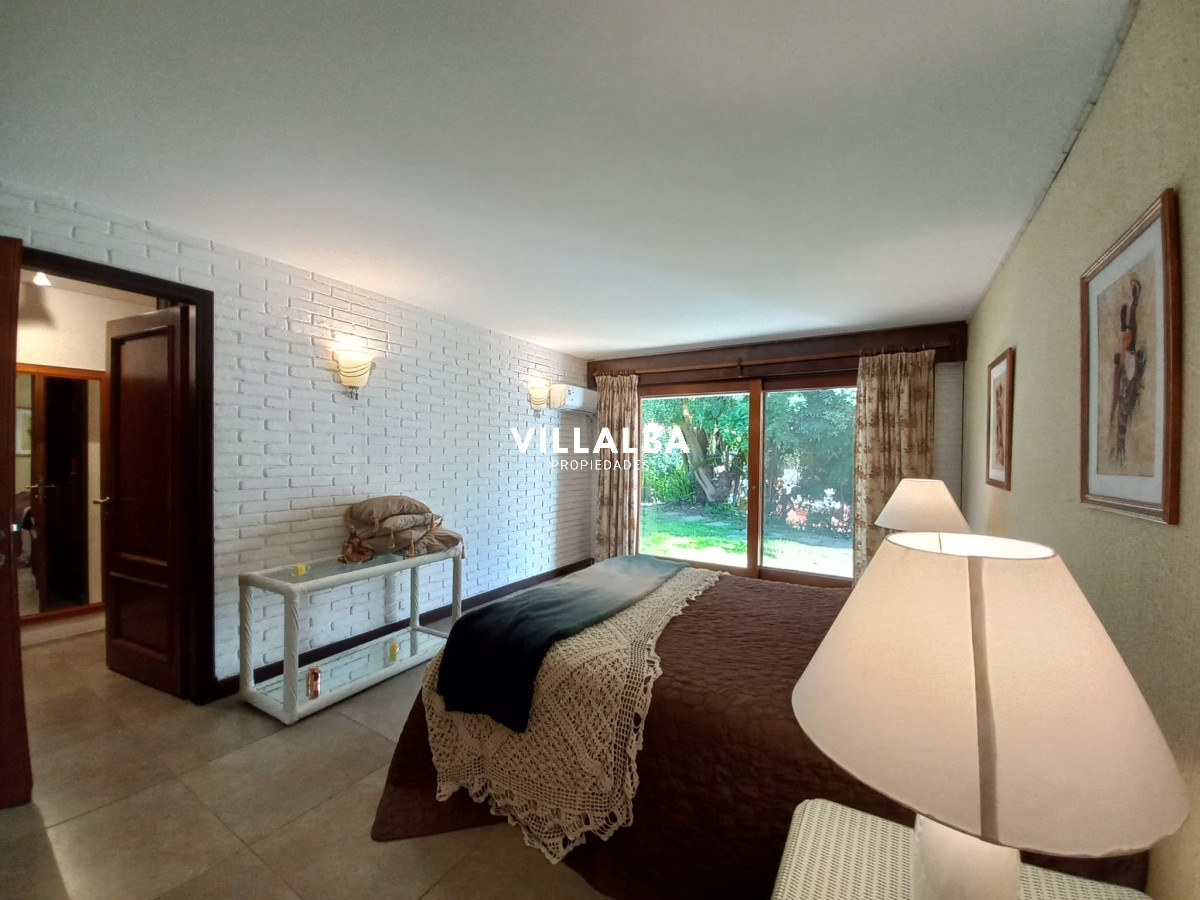 Apartamento ID.2237 - Vende y alquila gran casa de 5 dormitorios en Playa Mansa, Punta del Este 