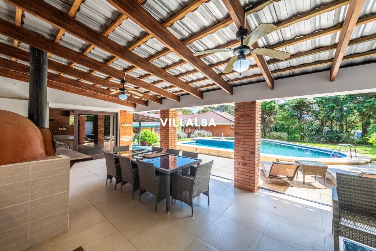 Apartamento ID.4829 - Vendemos espectacular casa de 4 dormitorios en Playa Mansa, Punta del este