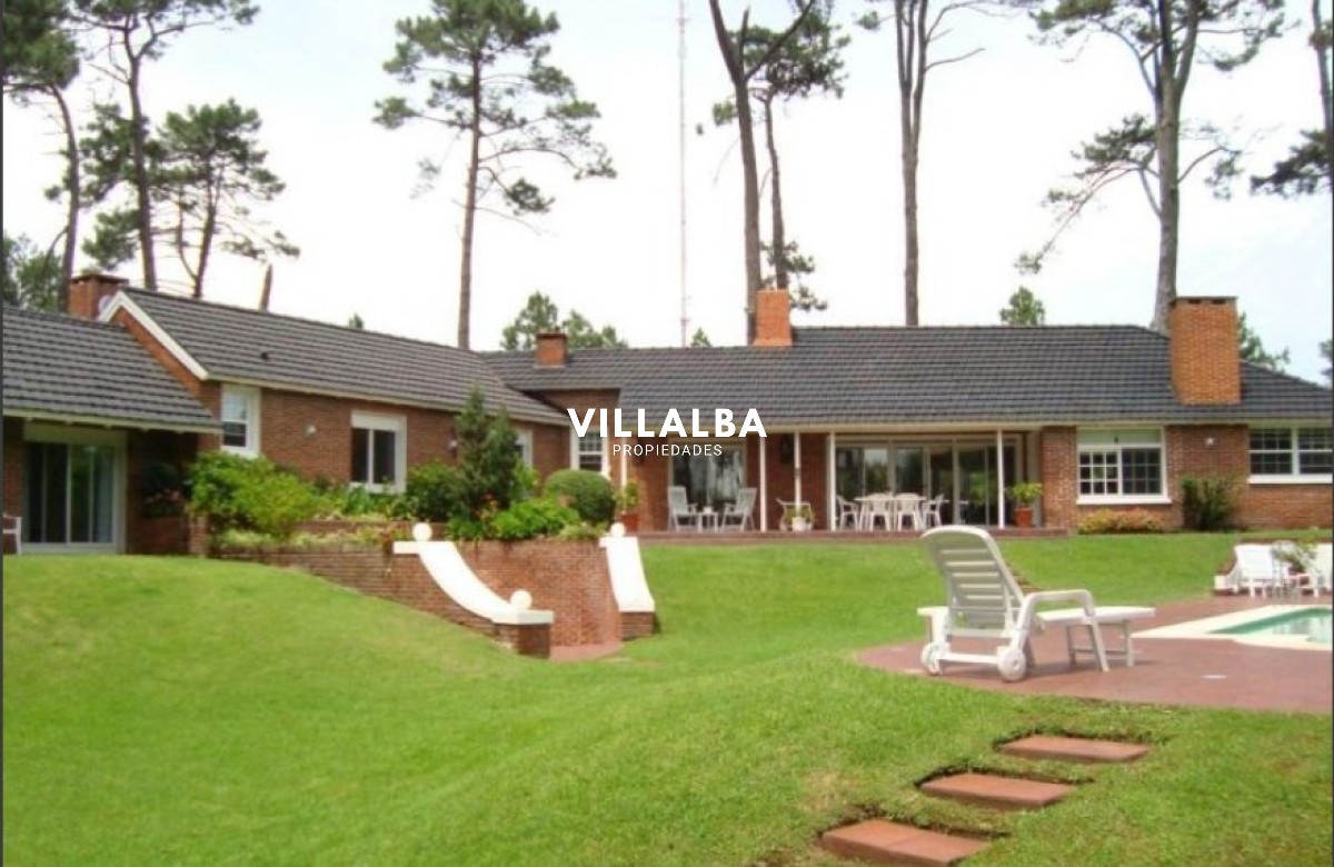 Apartamento ID.1693 - Hermosa casa en venta de 5 dormitorios.