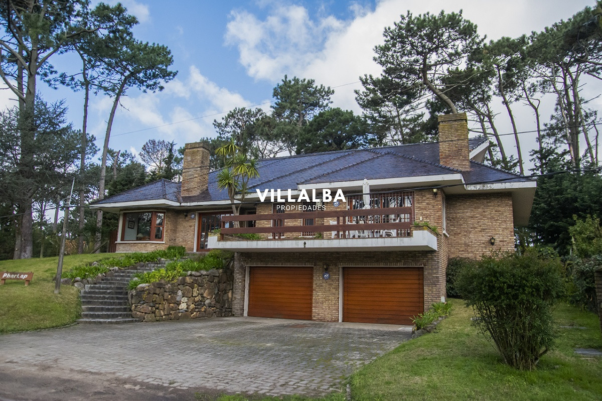 Casa ID.1694 - Gran chalet de 6 dormitorios en venta en zona residencial.