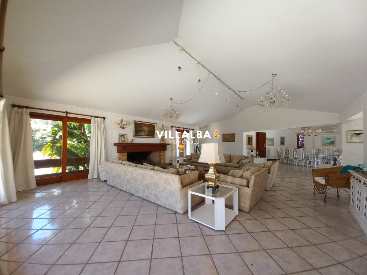 Apartamento ID.2237 - Vende y alquila gran casa de 5 dormitorios en Playa Mansa, Punta del Este 