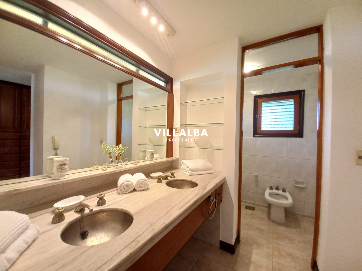 Apartamento ID.2237 - Vende y alquila gran casa de 5 dormitorios en Playa Mansa, Punta del Este 