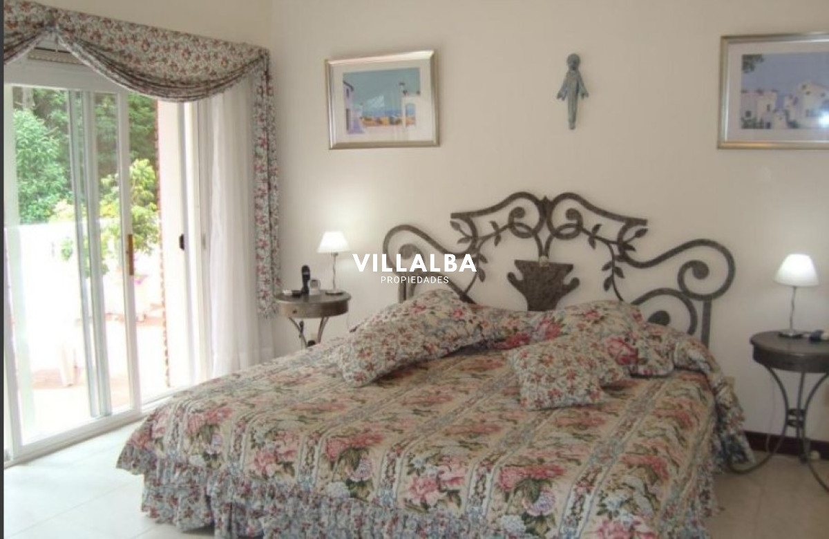 Apartamento ID.1693 - Hermosa casa en venta de 5 dormitorios.