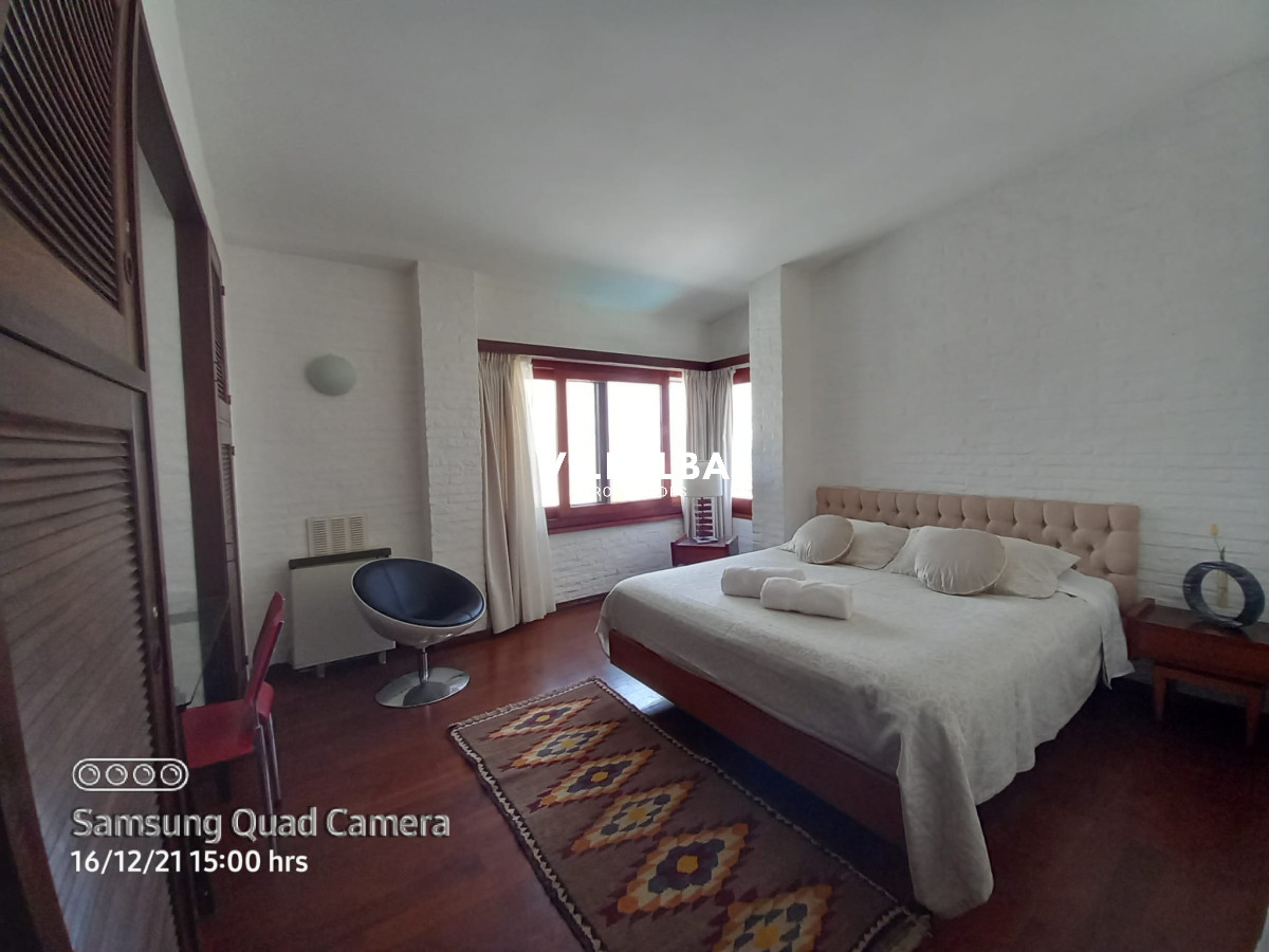 Casa ID.1689 - Vende casa en excelente estado, reciclada. De 6 dormitorios en Peninsula. Punta del Este