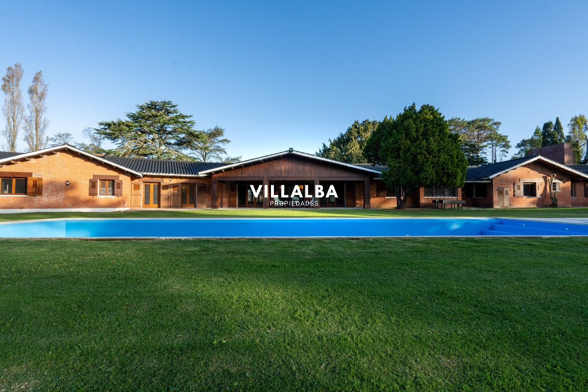Apartamento ID.3251 - En venta casa de 4 dormitorios, con agradable entorno en Golf, Punta del Este.
