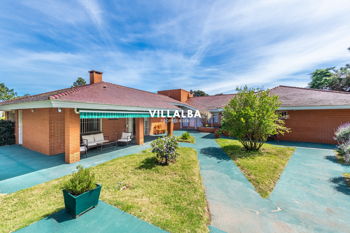 Apartamento ID.4829 - Vendemos espectacular casa de 4 dormitorios en Playa Mansa, Punta del este