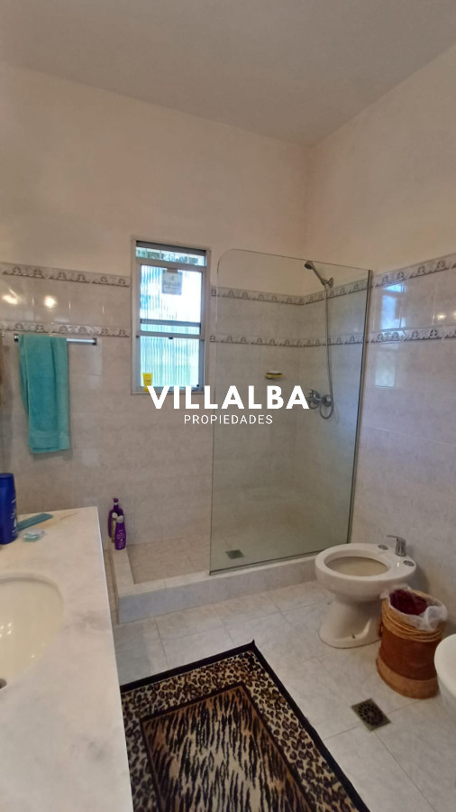 Apartamento ID.2803 - Vende Casa en Zona comercial en Lugano - Punta del Este