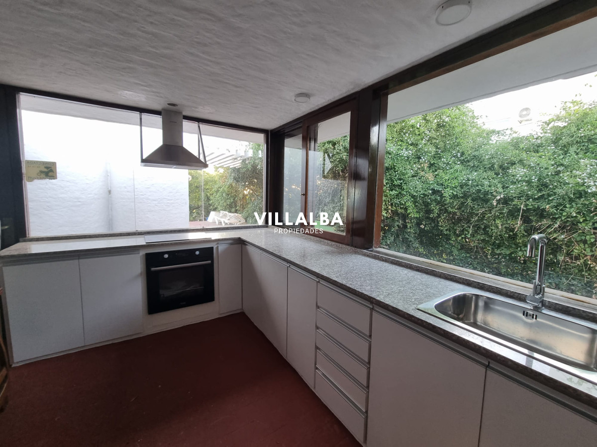 Apartamento ID.2038 - Oportunidad, casa en primera línea de playa mansa.