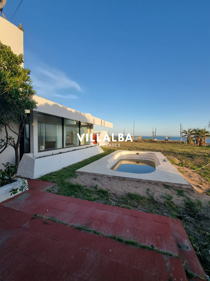 Apartamento ID.2038 - Oportunidad, casa en primera línea de playa mansa.
