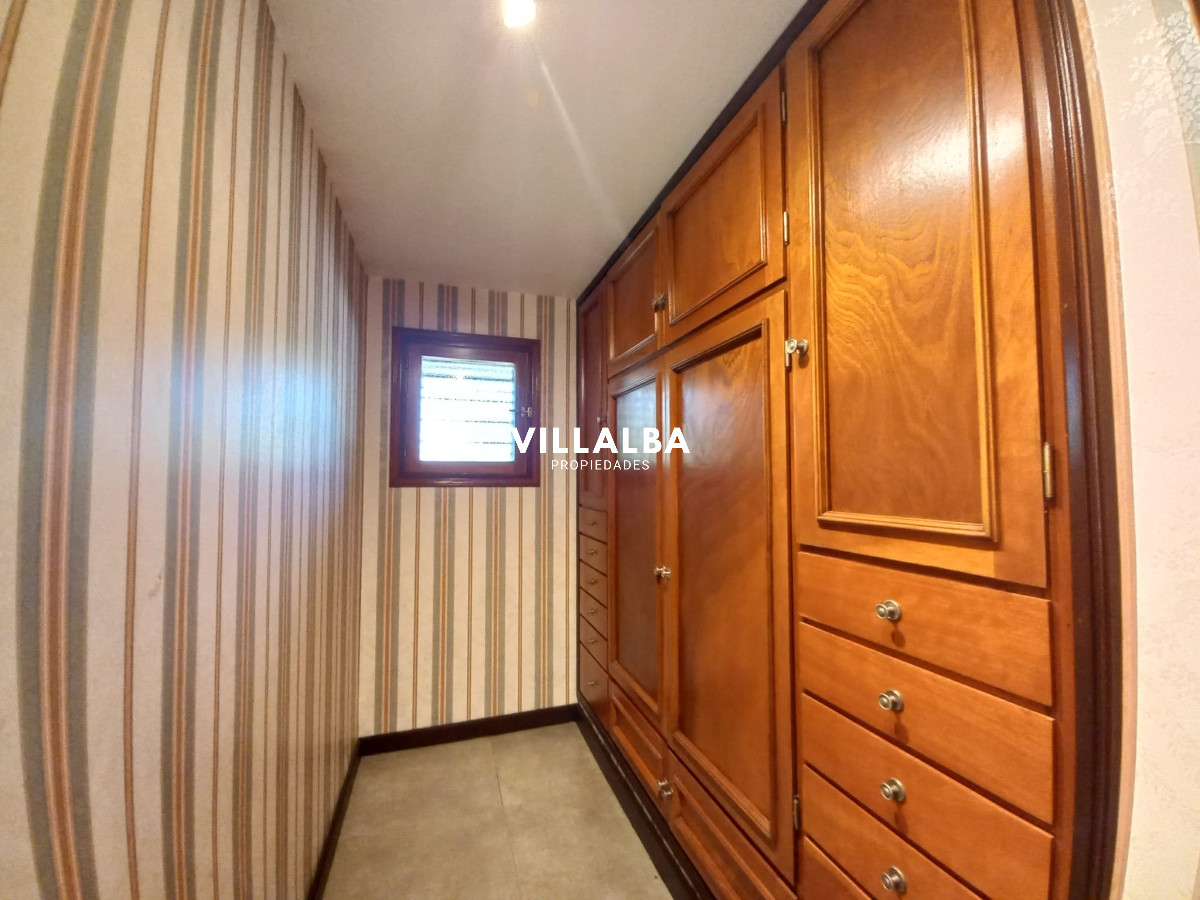 Apartamento ID.2237 - Vende y alquila gran casa de 5 dormitorios en Playa Mansa, Punta del Este 