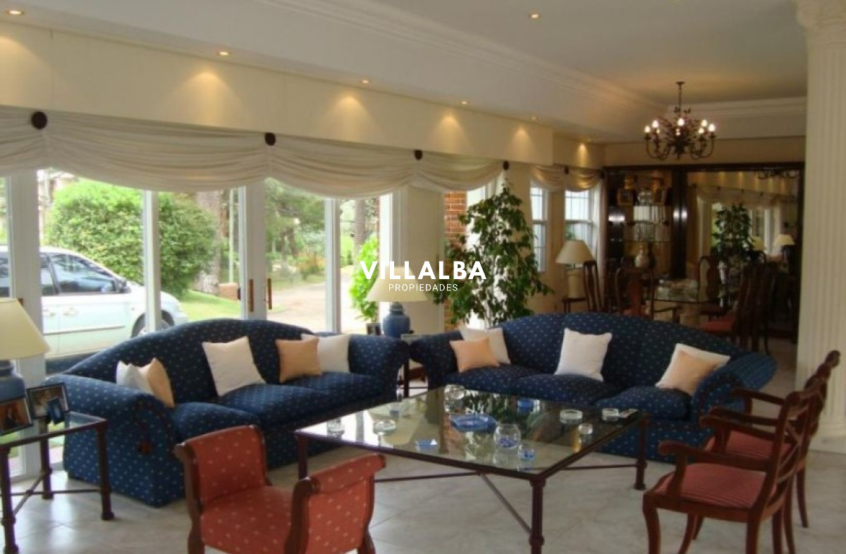 Apartamento ID.1693 - Hermosa casa en venta de 5 dormitorios.