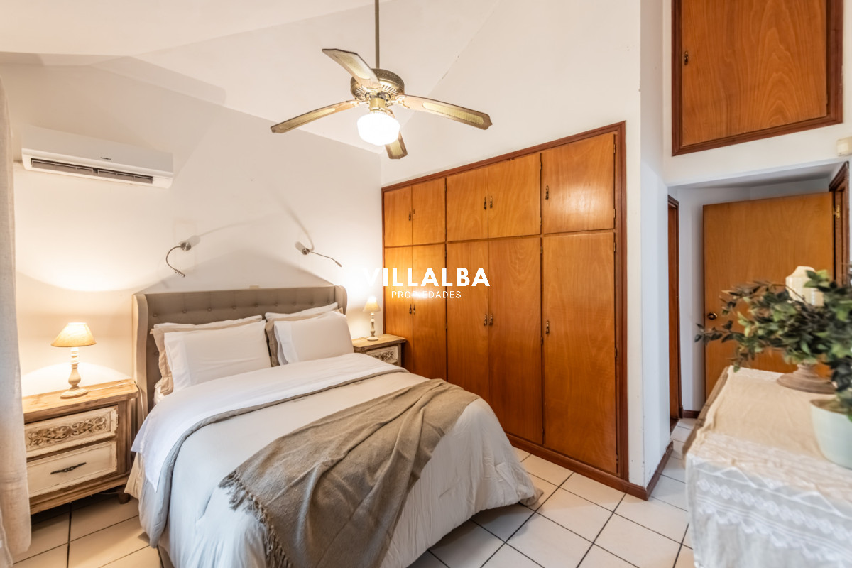 Apartamento ID.4829 - Vendemos espectacular casa de 4 dormitorios en Playa Mansa, Punta del este