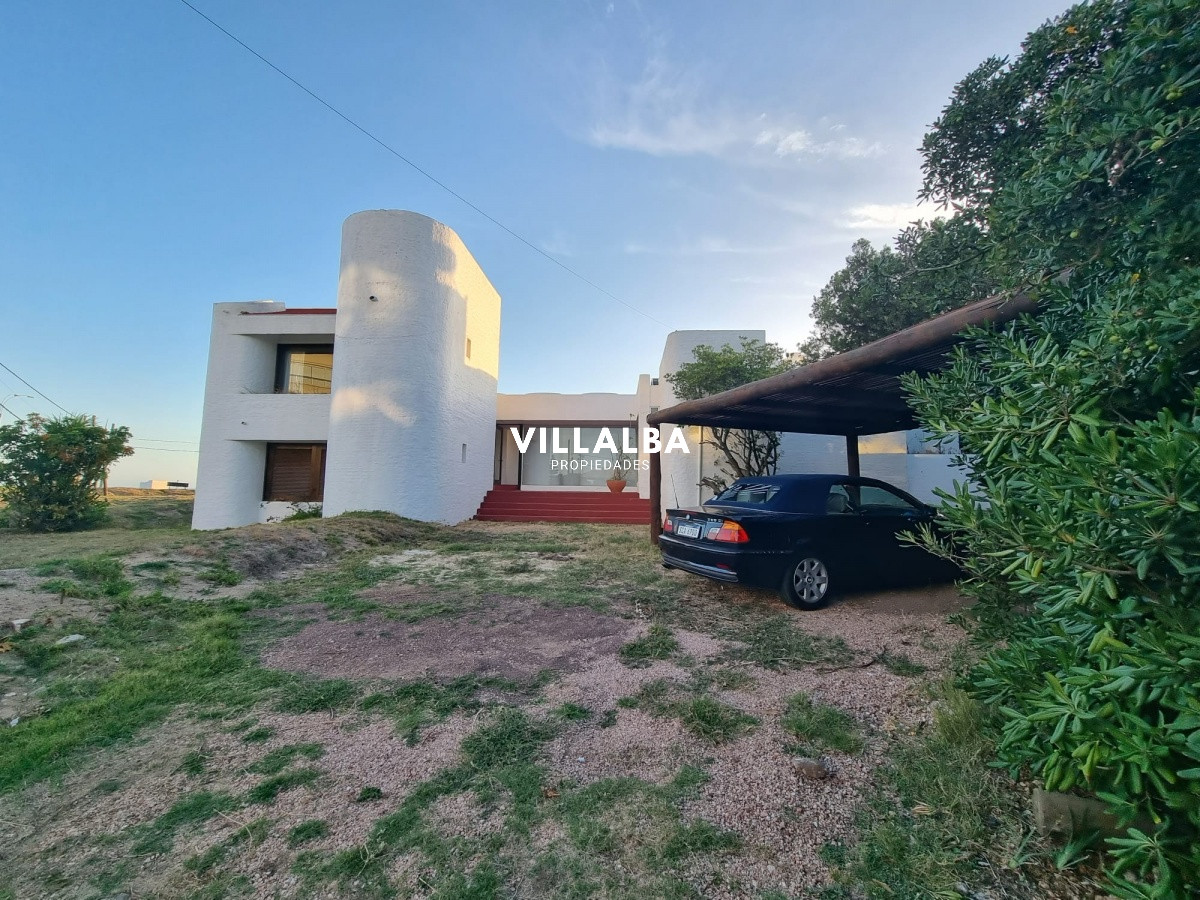 Apartamento ID.2038 - Oportunidad, casa en primera línea de playa mansa.