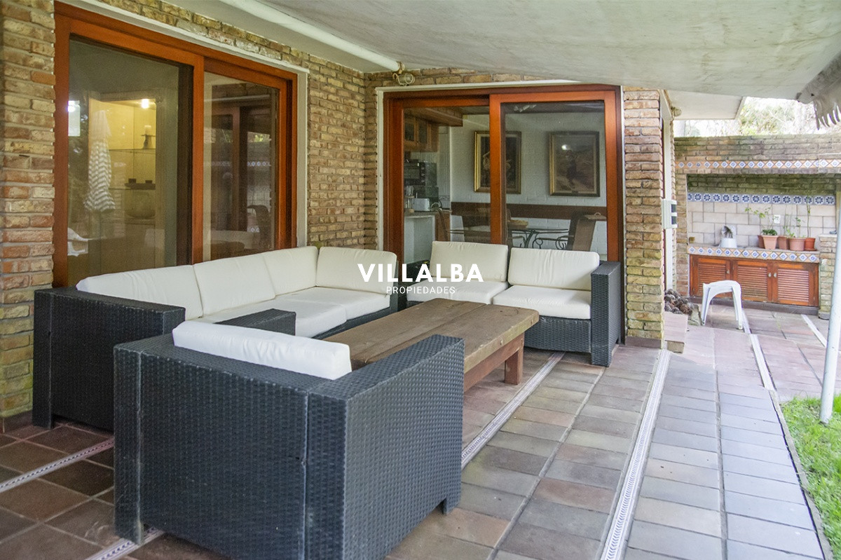 Casa ID.1694 - Gran chalet de 6 dormitorios en venta en zona residencial.