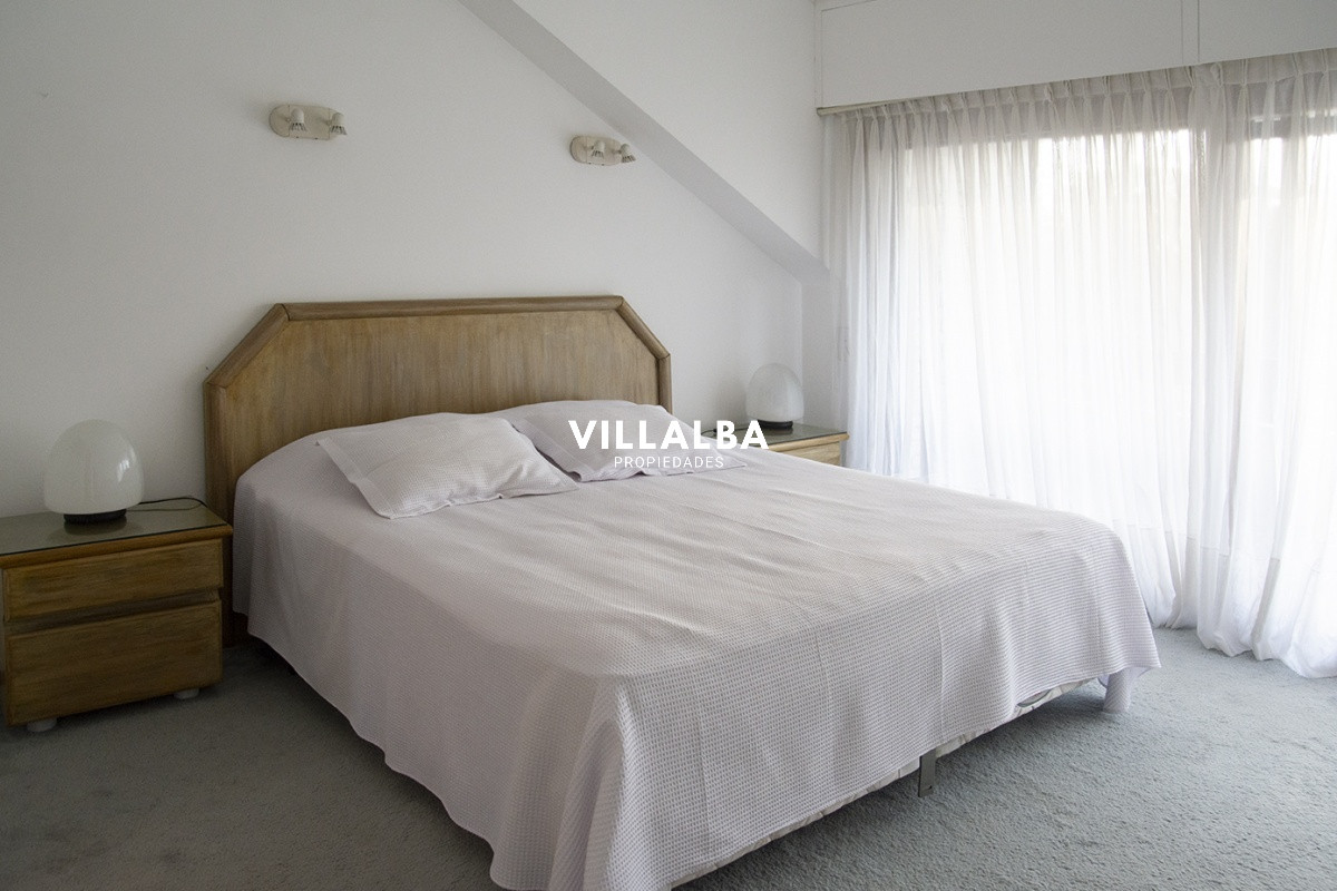 Apartamento ID.3594 - Casa a la venta en playa mansa Punta Del Este, gran tamaño ubicada en zona privilegiada.