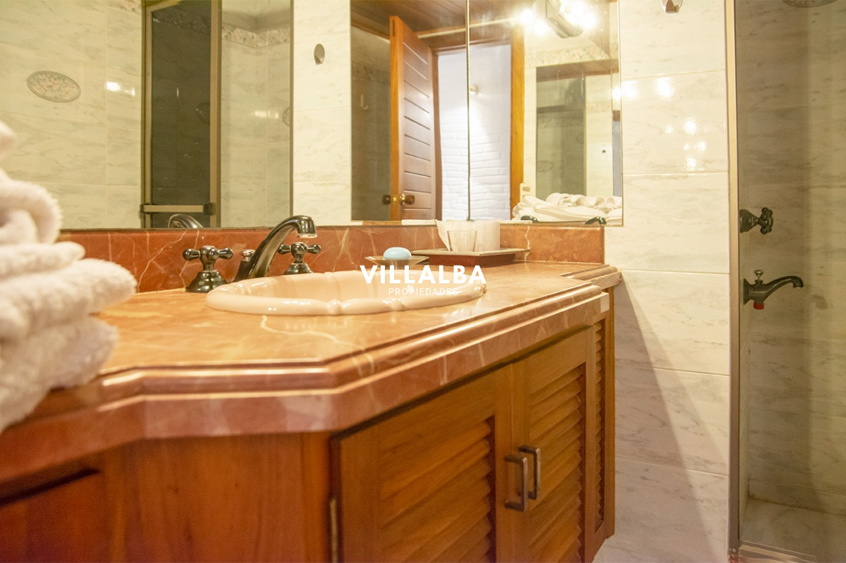 Casa ID.1694 - Gran chalet de 6 dormitorios en venta en zona residencial.