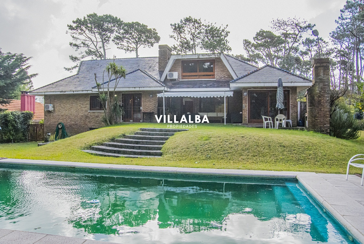 Casa ID.1694 - Gran chalet de 6 dormitorios en venta en zona residencial.