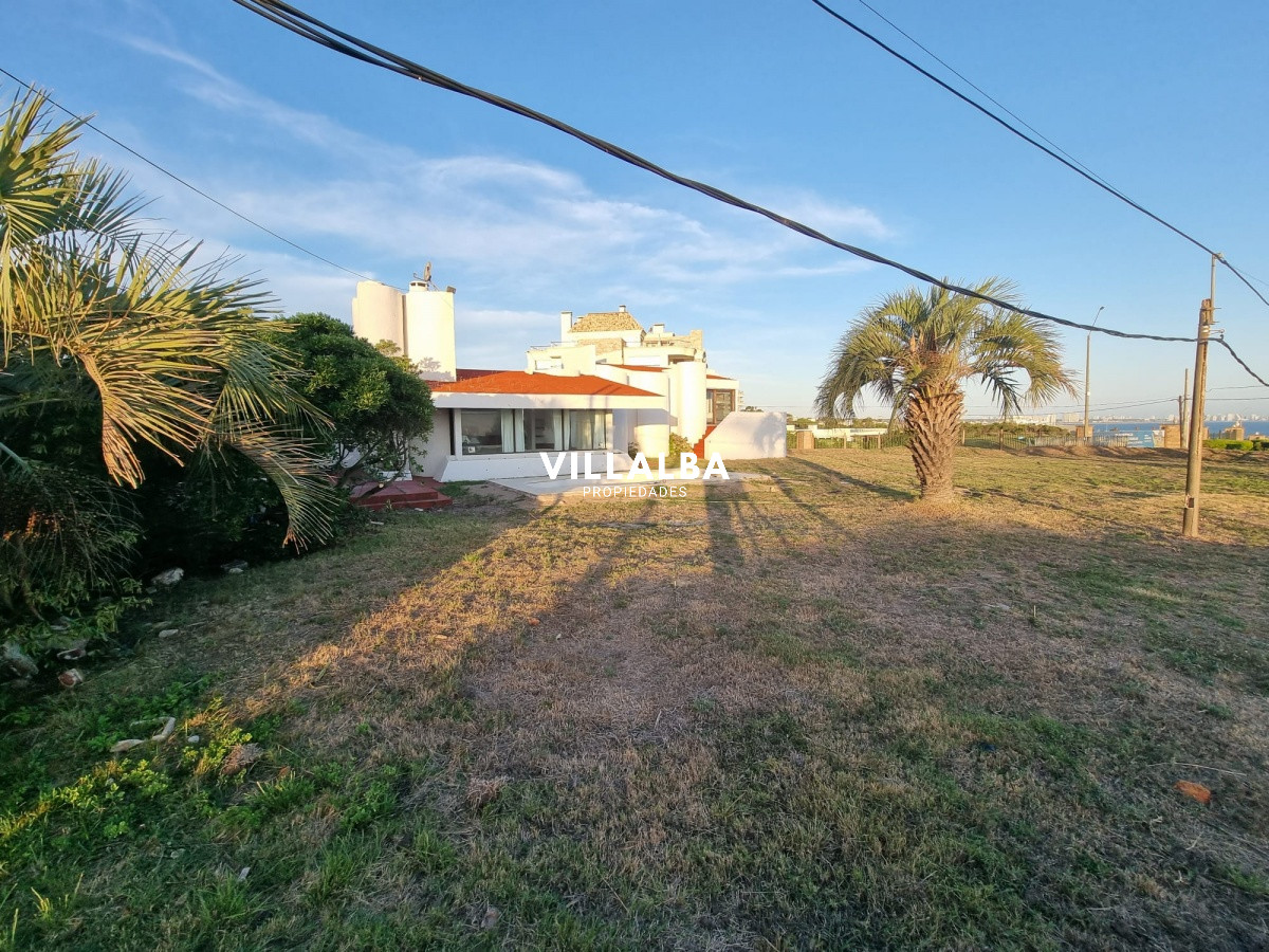 Apartamento ID.2038 - Oportunidad, casa en primera línea de playa mansa.