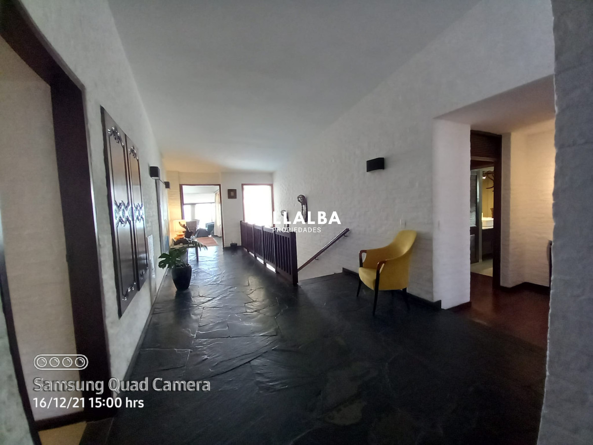 Casa ID.1689 - Vende casa en excelente estado, reciclada. De 6 dormitorios en Peninsula. Punta del Este