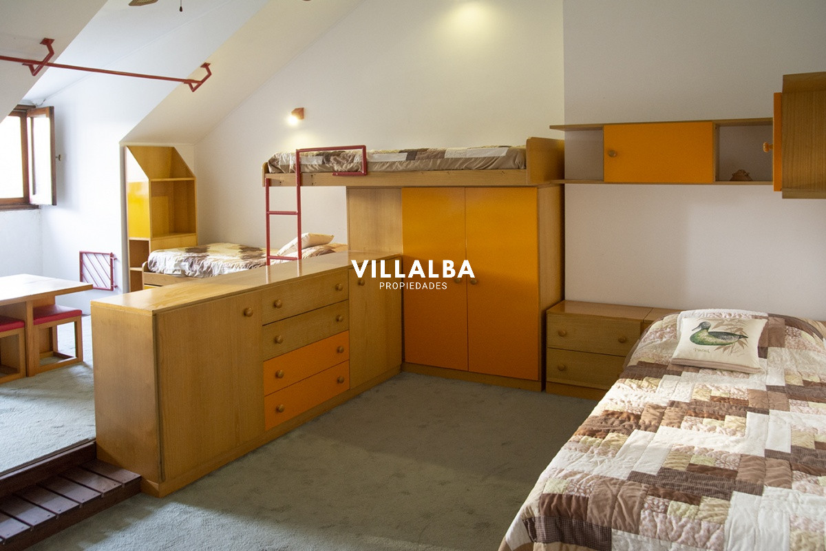 Apartamento ID.3594 - Casa a la venta en playa mansa Punta Del Este, gran tamaño ubicada en zona privilegiada.