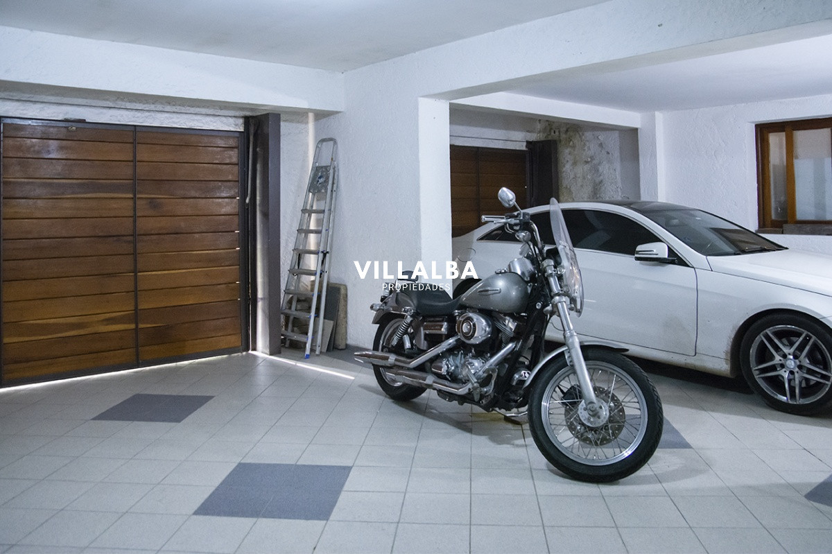 Casa ID.1694 - Gran chalet de 6 dormitorios en venta en zona residencial.