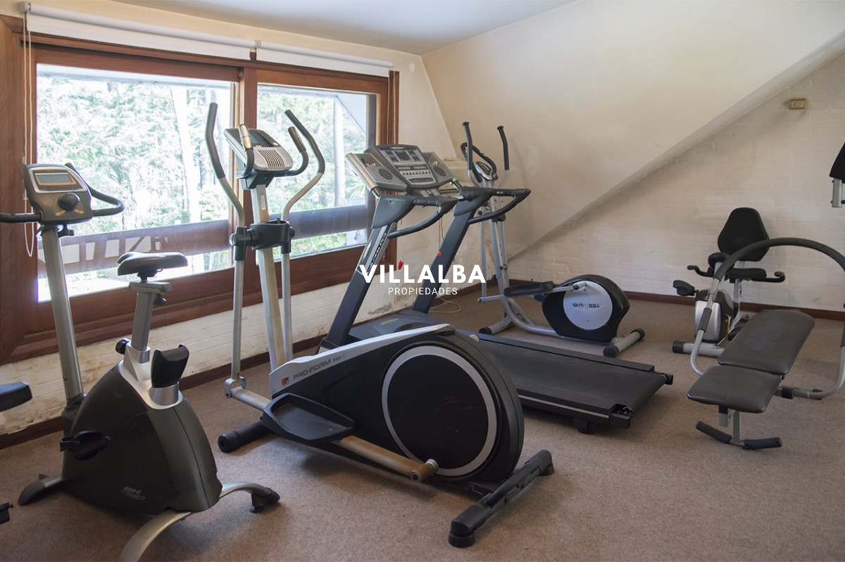 Casa ID.1694 - Gran chalet de 6 dormitorios en venta en zona residencial.