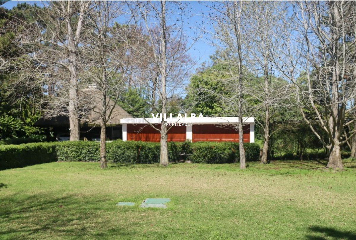 Casa ID.4912 - Vende casa en playa brava, Punta del Este de 5 dormitorios 