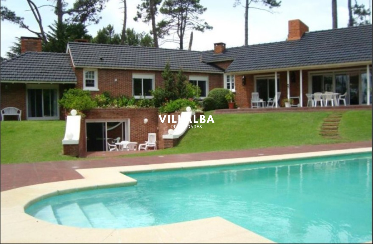 Apartamento ID.1693 - Hermosa casa en venta de 5 dormitorios.