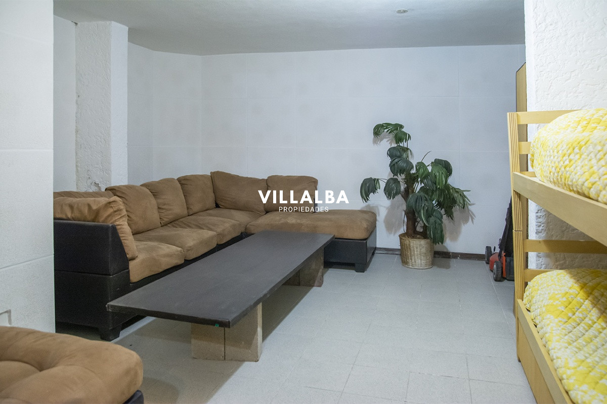 Casa ID.1694 - Gran chalet de 6 dormitorios en venta en zona residencial.