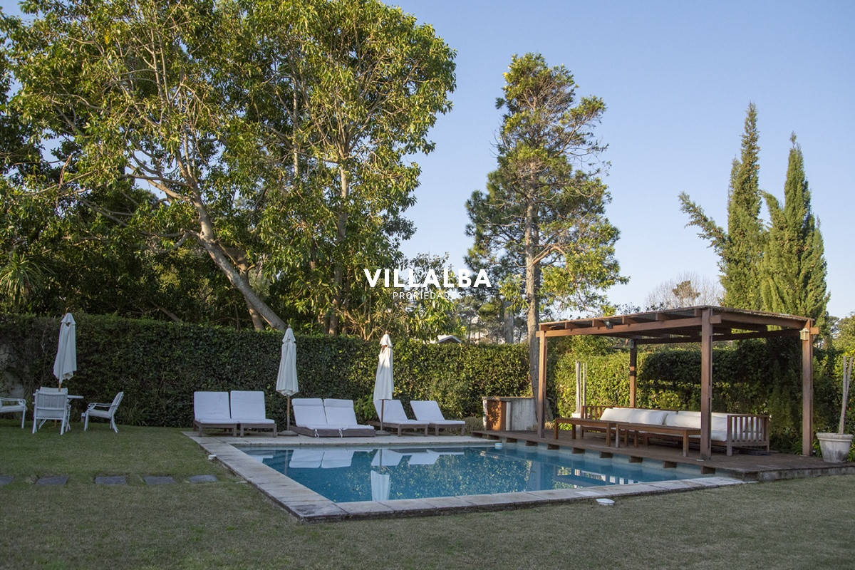 Apartamento ID.3594 - Casa a la venta en playa mansa Punta Del Este, gran tamaño ubicada en zona privilegiada.