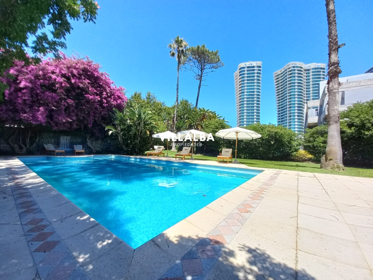 Apartamento ID.2237 - Vende y alquila gran casa de 5 dormitorios en Playa Mansa, Punta del Este 