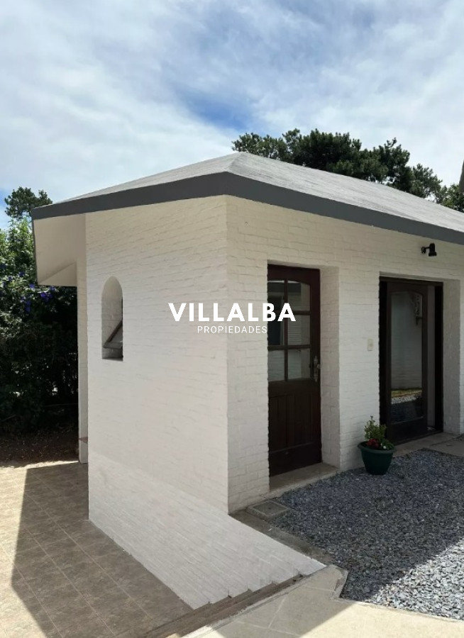 Apartamento ID.4770 - Vende espectacular casa en Lugano de 3 dormitorios, con piscina y parrillero.
