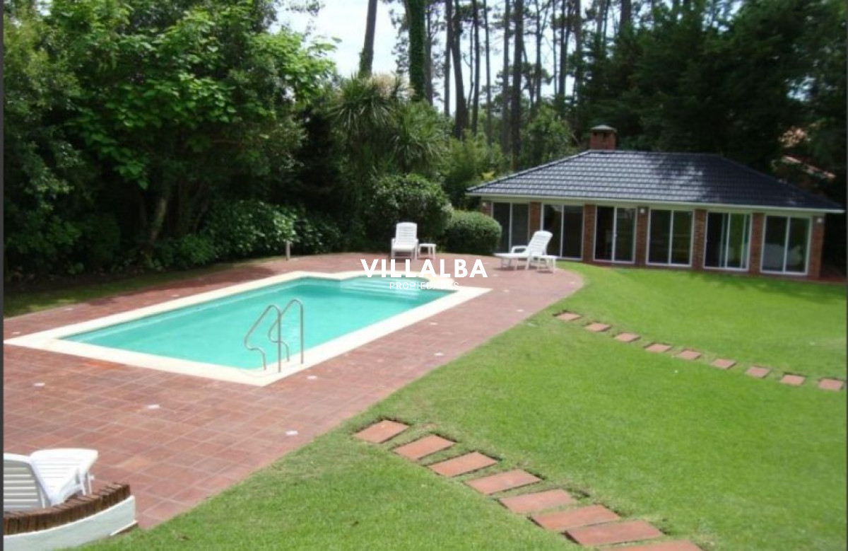 Apartamento ID.1693 - Hermosa casa en venta de 5 dormitorios.