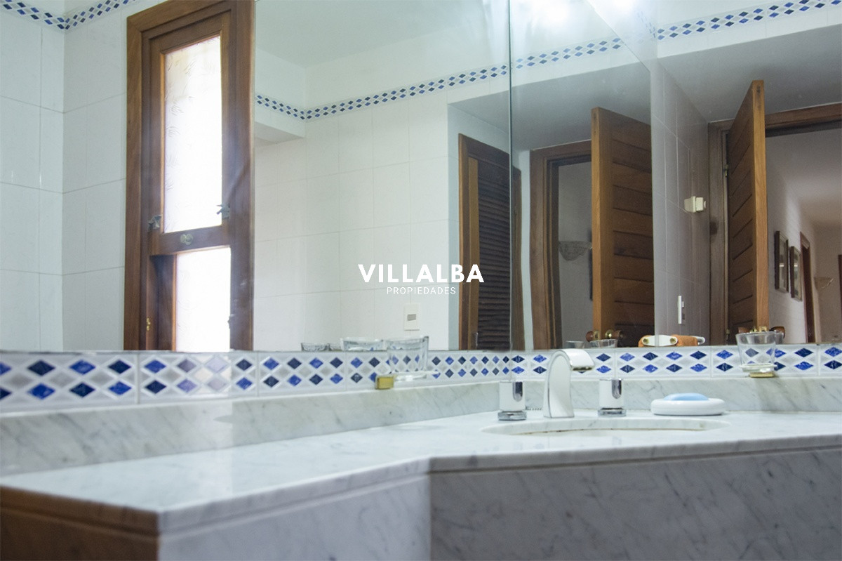 Casa ID.1694 - Gran chalet de 6 dormitorios en venta en zona residencial.